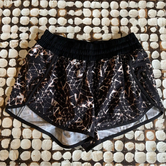 Lululemon starburst tracker shorts sz 6 - Picture 1 of 4